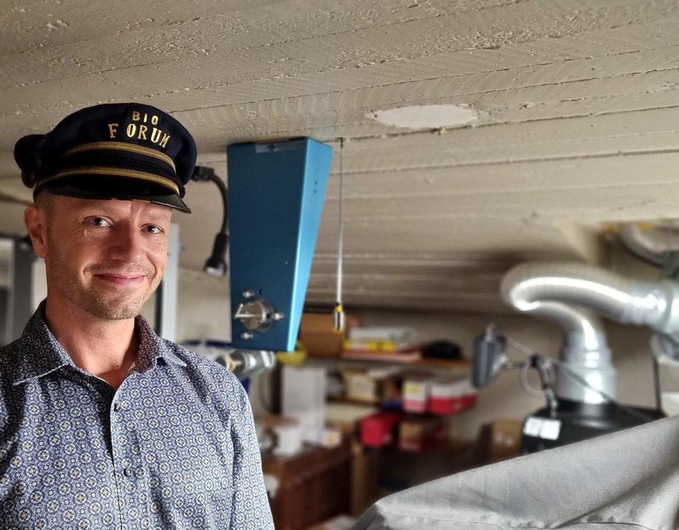 Jukka Halonen driver Finlands äldsta fungerande biograf. Här är han i projektorrummet iklädd en del av uniformen från förr, det vill säga hatten.