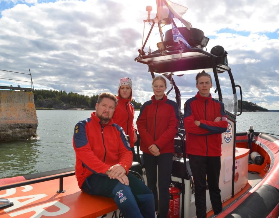 fyra personer på en sjöräddningsbåt