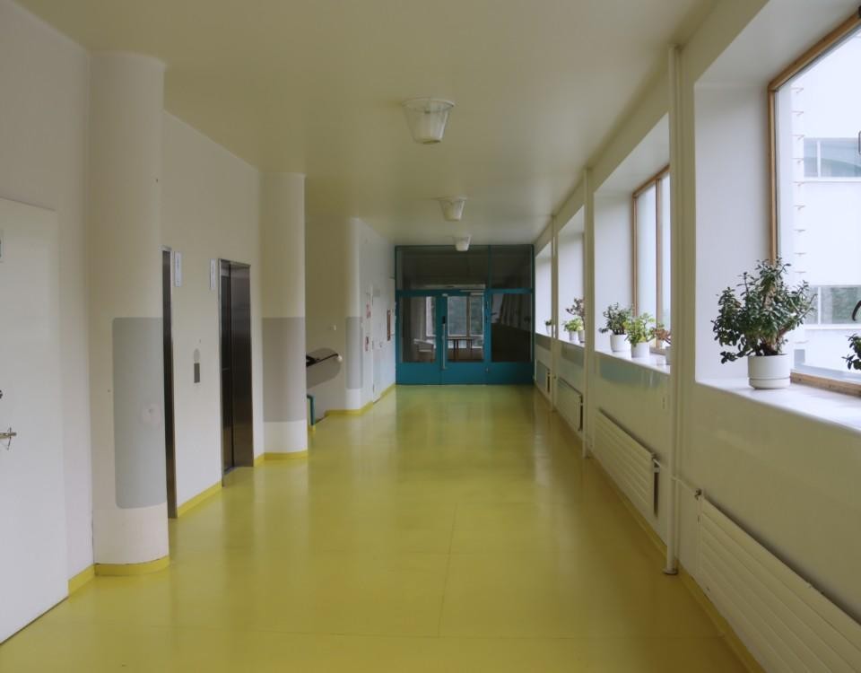 En korridor med gult golv.