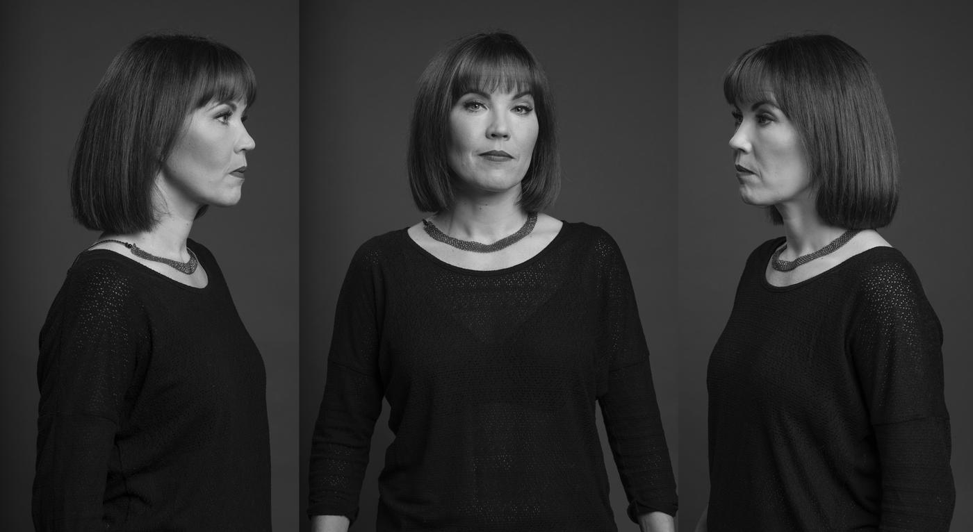 en svartvit bildserie på tre bilder av en kvinna