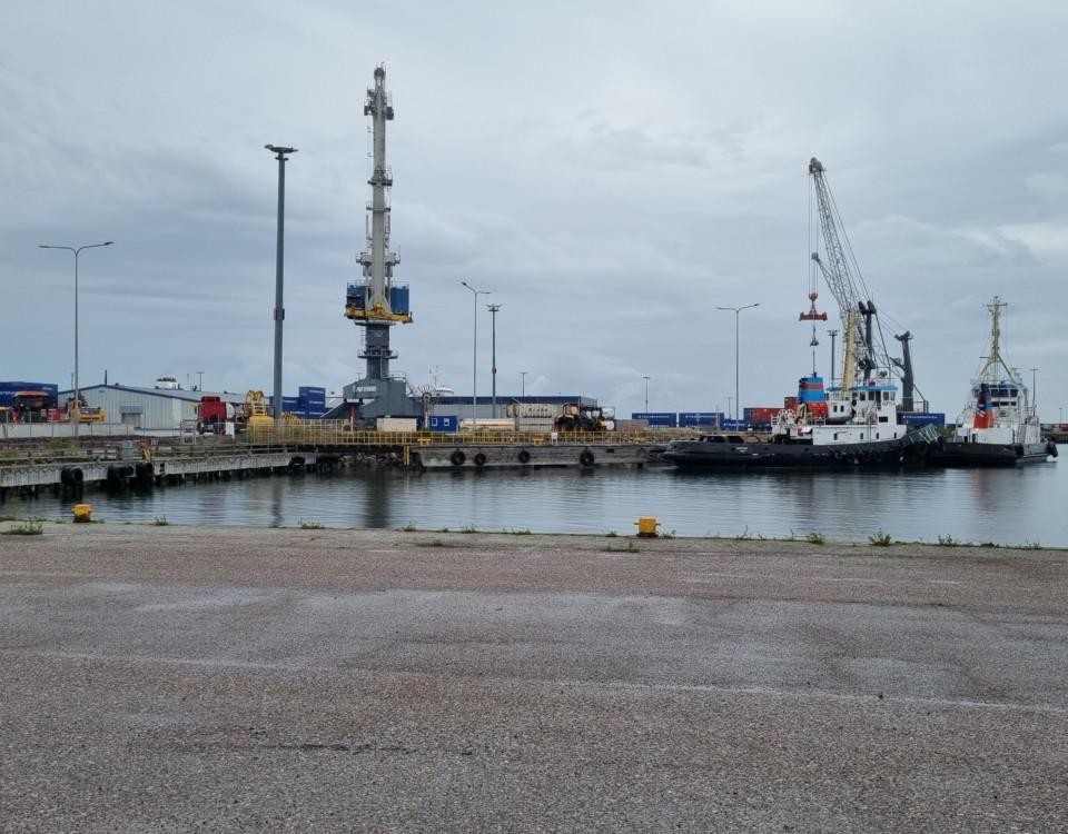 Lyckad operation. Oljeläckaget i Västra hamnen i Hangö sysselsatte räddningsverket och hamnen ännu på fredagen. Men skadorna kunde minimeras tack vare inövade rutiner.