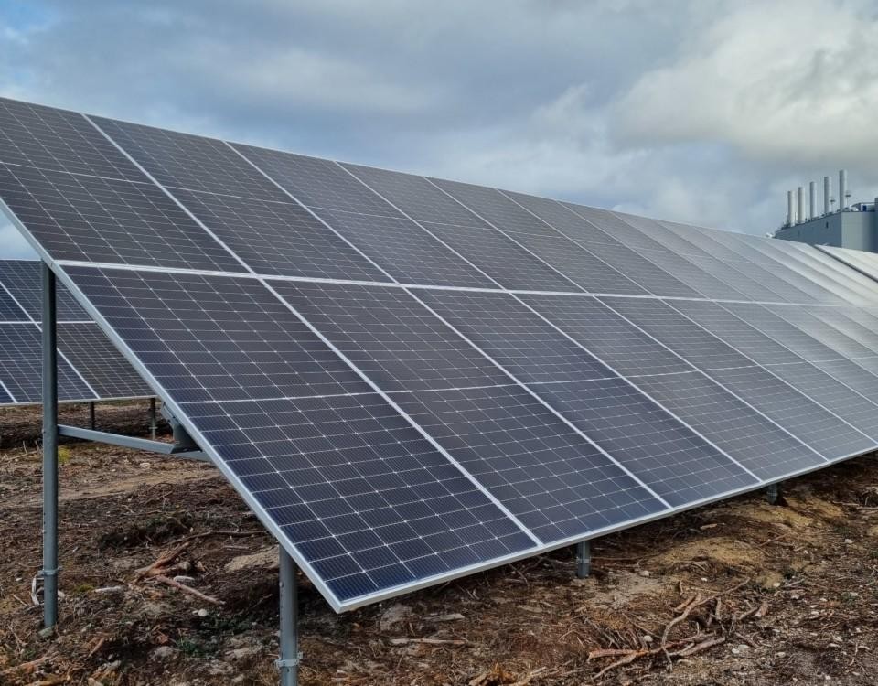 Läkemedelsfabriken Fermion har byggt ett eget solkraftverk i Hangö. Det området som staden låter reserveras för solkraft ligger alldeles intill.