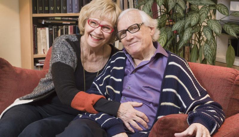Ett äldre par sitter och håller om varandra