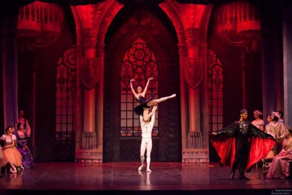 balettdansöser och röd bakgrund