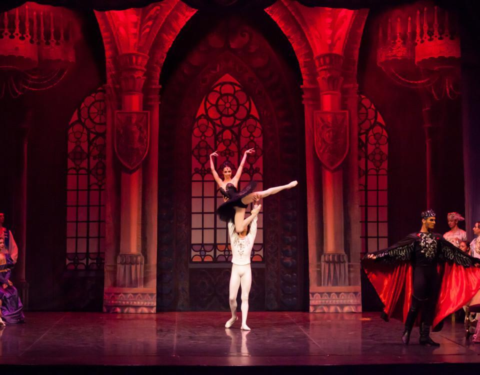 balettdansöser och röd bakgrund