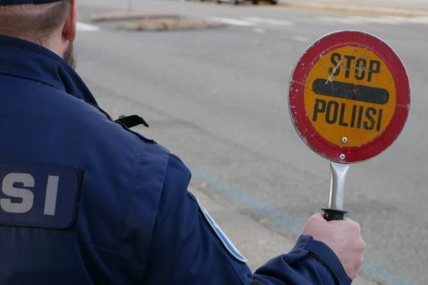 en polis med en stoppskylt