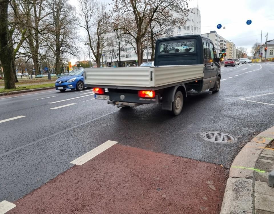 En markerad cykelväg som tar slut, en lastbil på körbanan