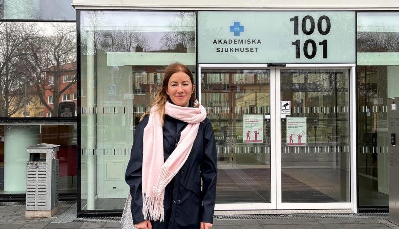 Kvinna framför Karolinska institutet i Uppsala
