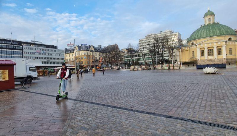 Elsparkcykel på Åbo salutorg