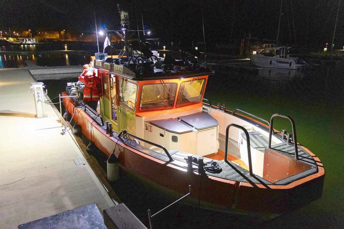 Sjöräddningsbåt i hamn i mörker