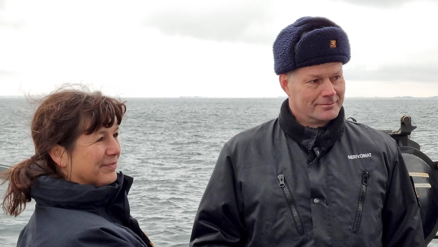 Jeanette Morang från Holland och Jukka Anteroinen från Finland utgjorde finbesöket på minfartyget Hämeenlinna i torsdags.