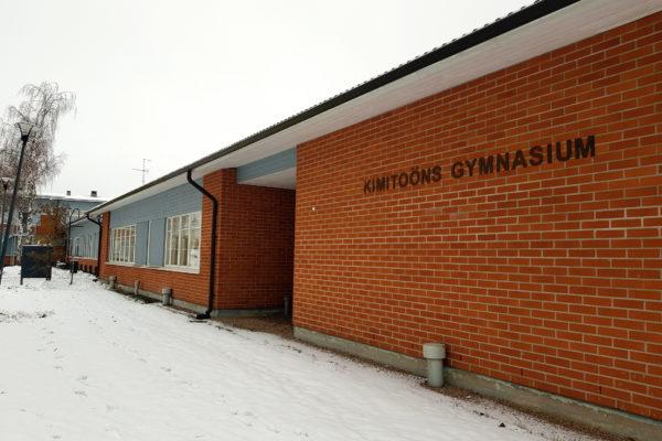 tegelbyggnad med texten Kimitolöns gymnasium