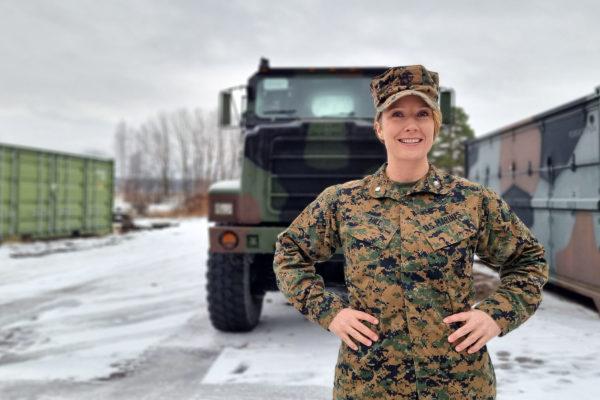 Emmaline "Emmy" Hill är chef för den amerikanska logistikbataljonen som stortrivts på Nylands Brigad. Här framför amerikanskt militärfordon.