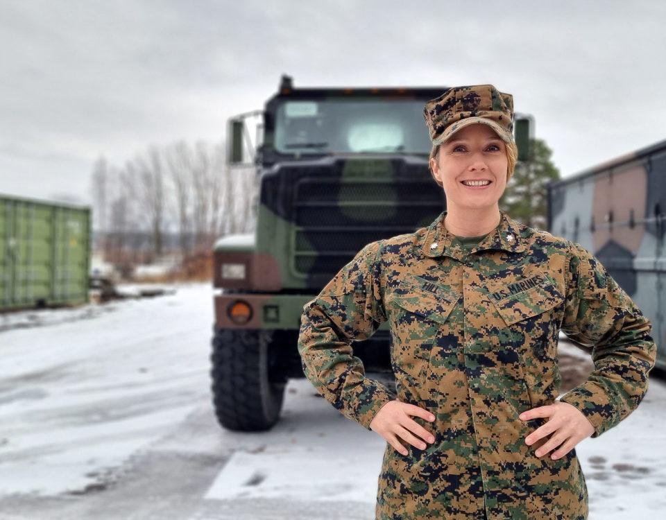 Emmaline "Emmy" Hill är chef för den amerikanska logistikbataljonen som stortrivts på Nylands Brigad. Här framför amerikanskt militärfordon.