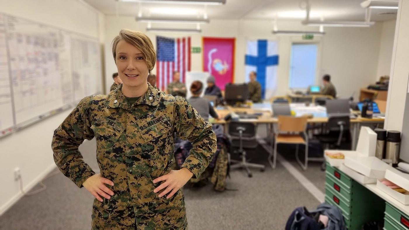 Bataljonschef Emmaline "Emmy" Hill visar upp kontrollrummet i Dragsvik där de amerikanska marinsoldaterna håller koll på sina truppers behov och rörelser.