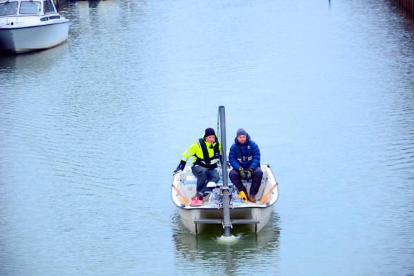 två män i en liten motorbåt