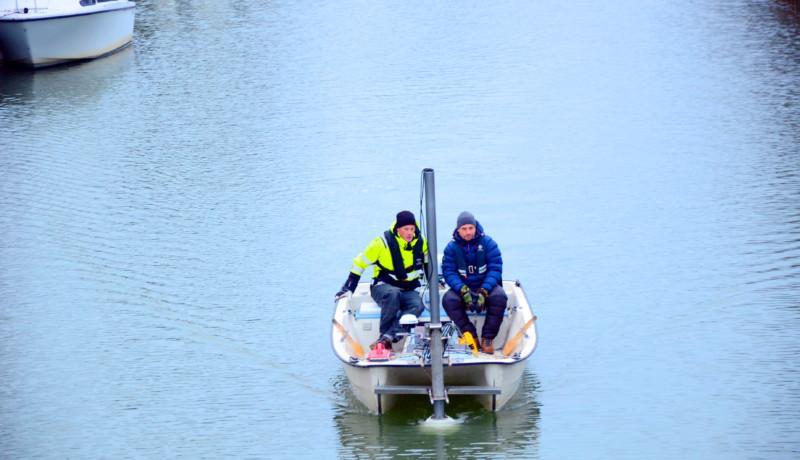 två män i en liten motorbåt