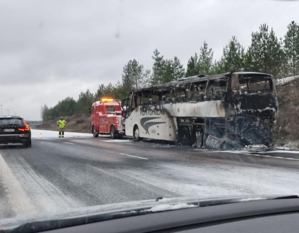 brandhärjad buss på motorväg