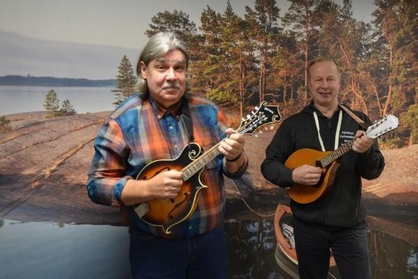 två män med mandoliner i hand