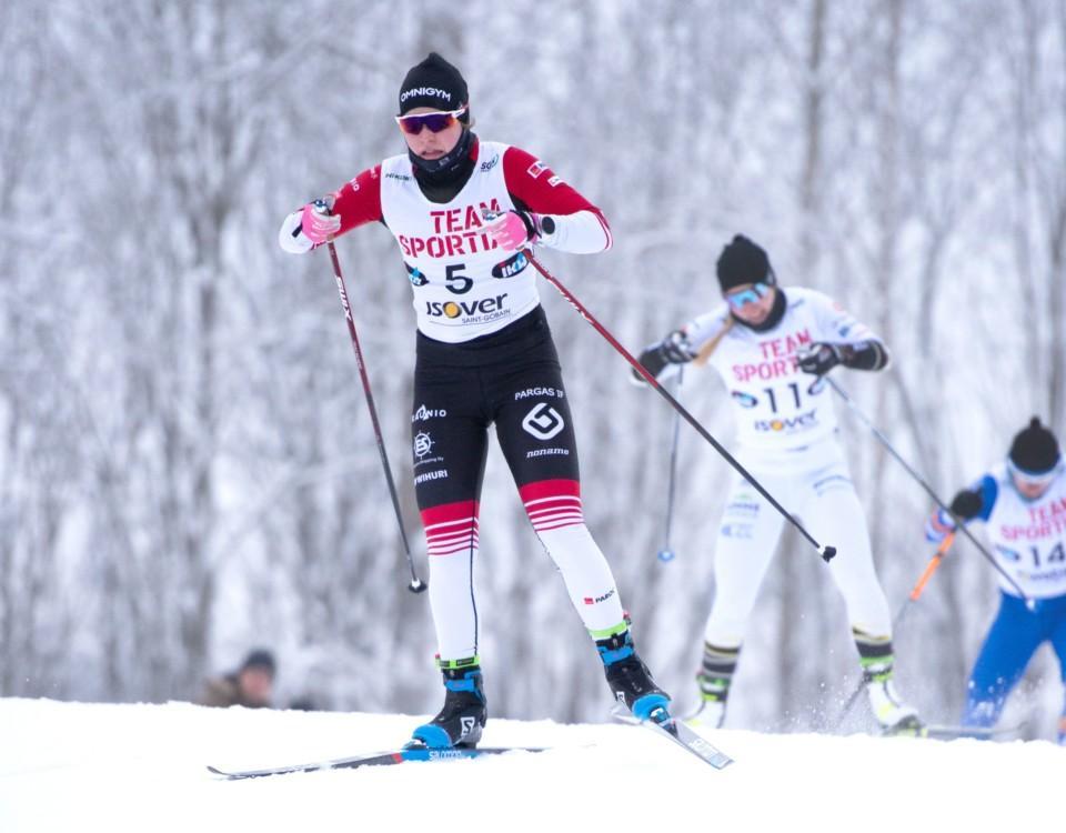 Personer som åker skidor i en tävling.