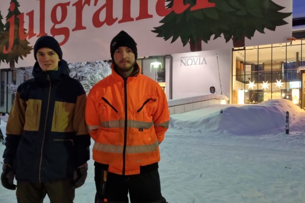 Jasper Lundelin och Staffan Bäckman säljer "Forstis" julgranar i Ekenäs.