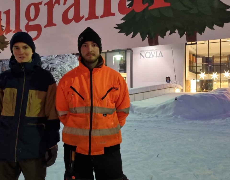 Jasper Lundelin och Staffan Bäckman säljer "Forstis" julgranar i Ekenäs.