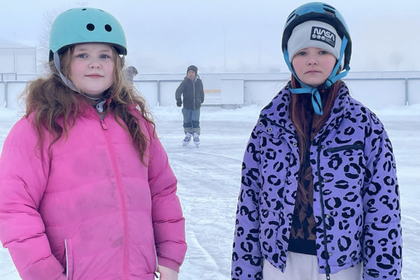 två flickor (närbild) på en isplan