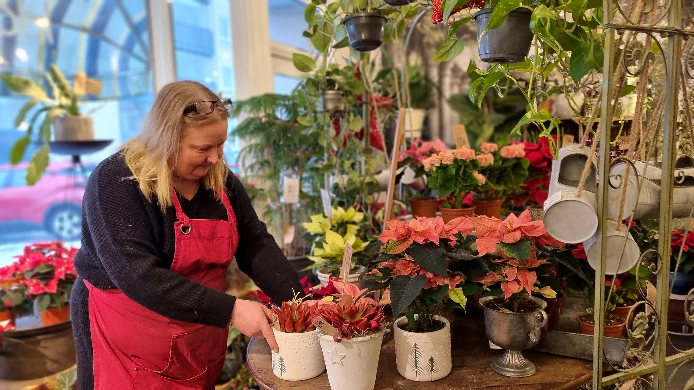 Linda Backman arrangerar blommor i sin butik.