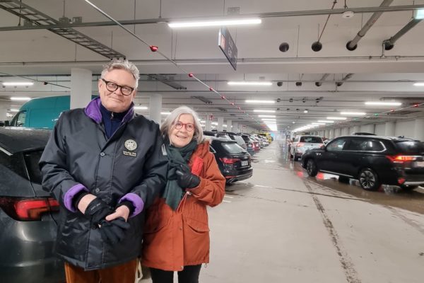 Marjana och Juhani Ikonen parkerar gladeligen i torgparkeringshallen. Fungerar fint, tycker de.