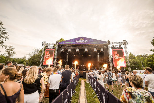 Publik framför scenene på Raseborg Festival i Karis sommaren 2022.