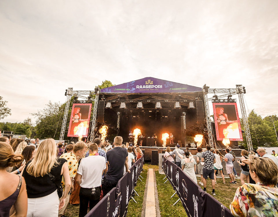 Publik framför scenene på Raseborg Festival i Karis sommaren 2022.