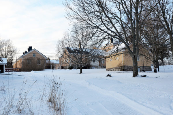vinterlandskap med gula gamla hus