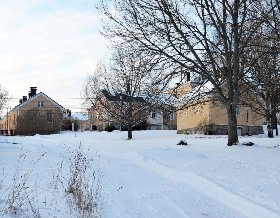 vinterlandskap med gula gamla hus
