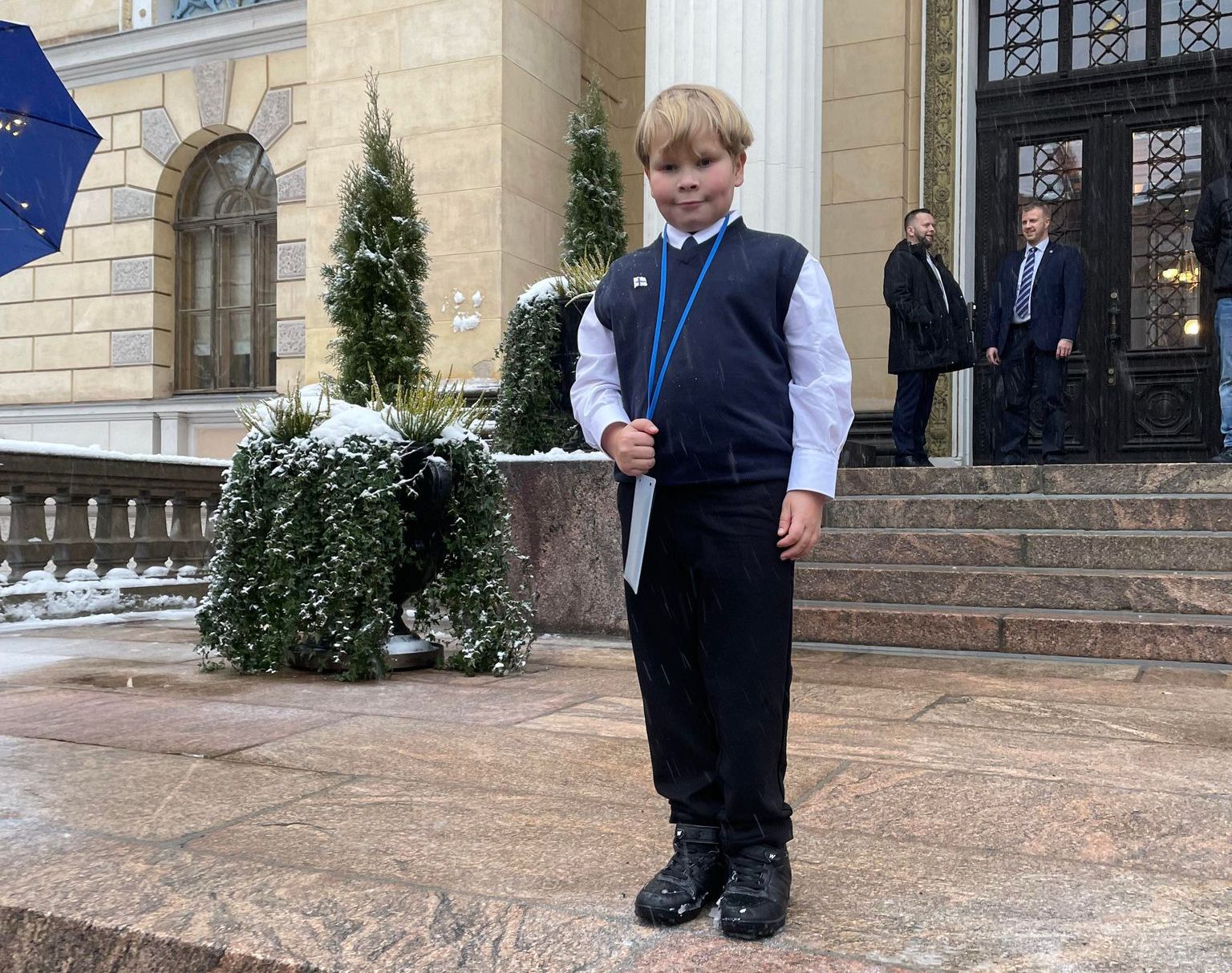 pojke finklädd på Ständerhusets trappa