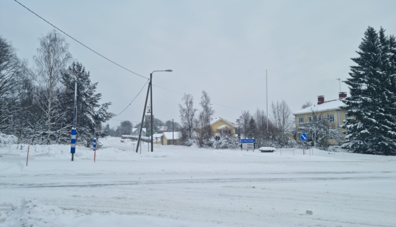 snöig vägkorsning på landet