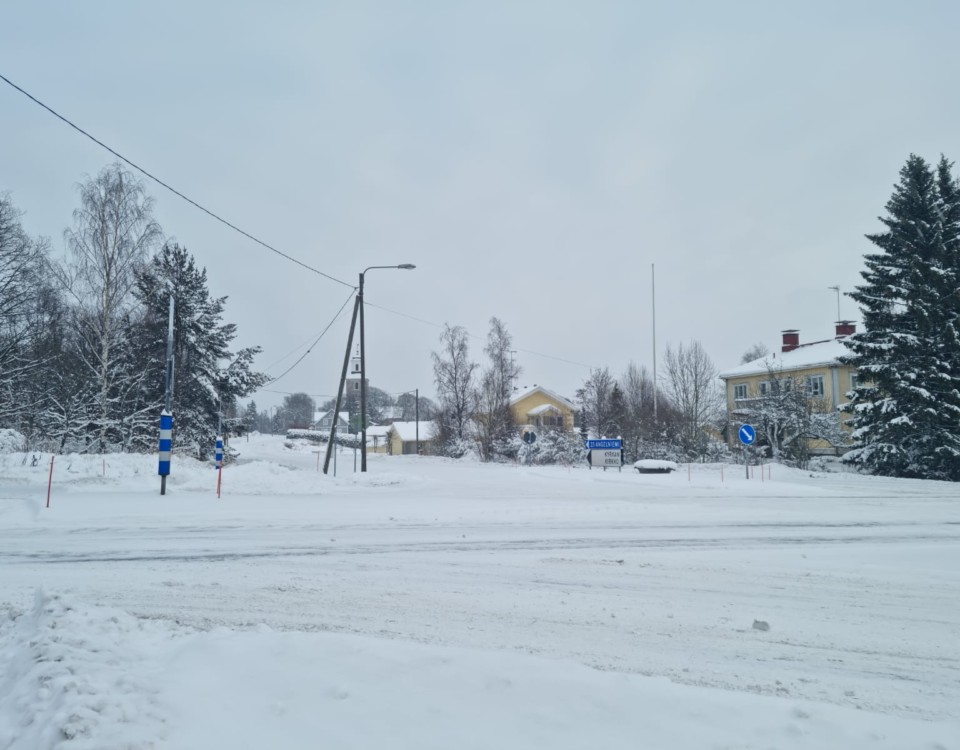 snöig vägkorsning på landet