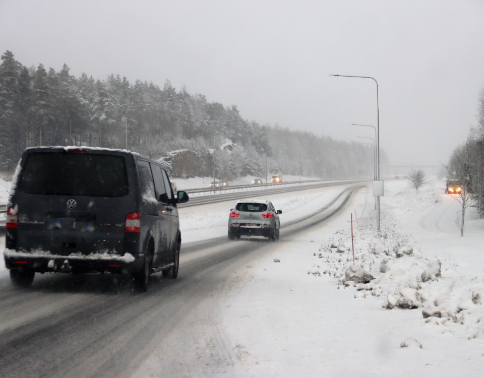 Bilar på en snöig väg