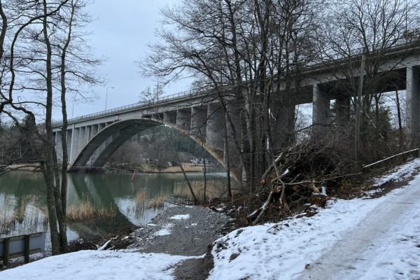 Stor bro över ett vattendrag i snöigt landskap