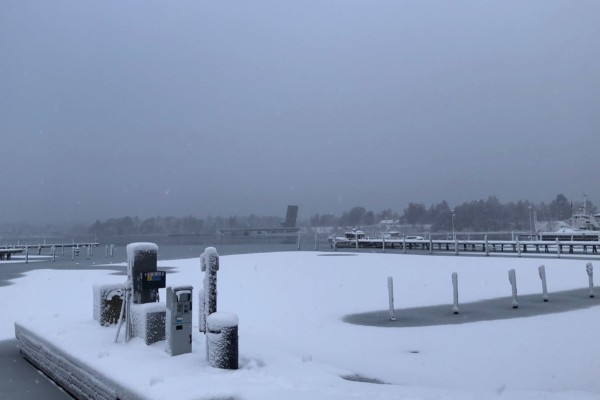 Snöigt landskap, på avstånd syns en klaffbro med klaffen öppen.