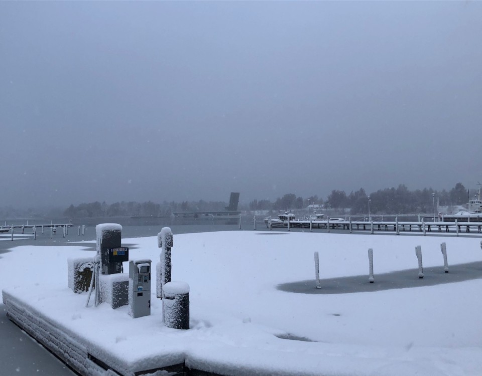 Snöigt landskap, på avstånd syns en klaffbro med klaffen öppen.