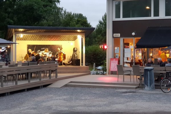 Café-Bar Spiltan en sommarkväll i Bromarv.