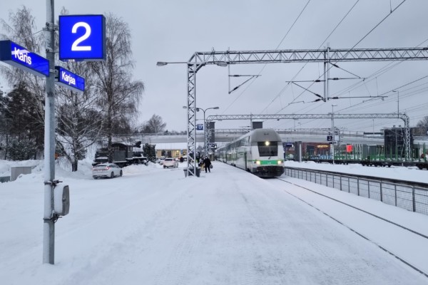 Intercitytåget från Åbo till Helsingfors på tågstationen i Karis.