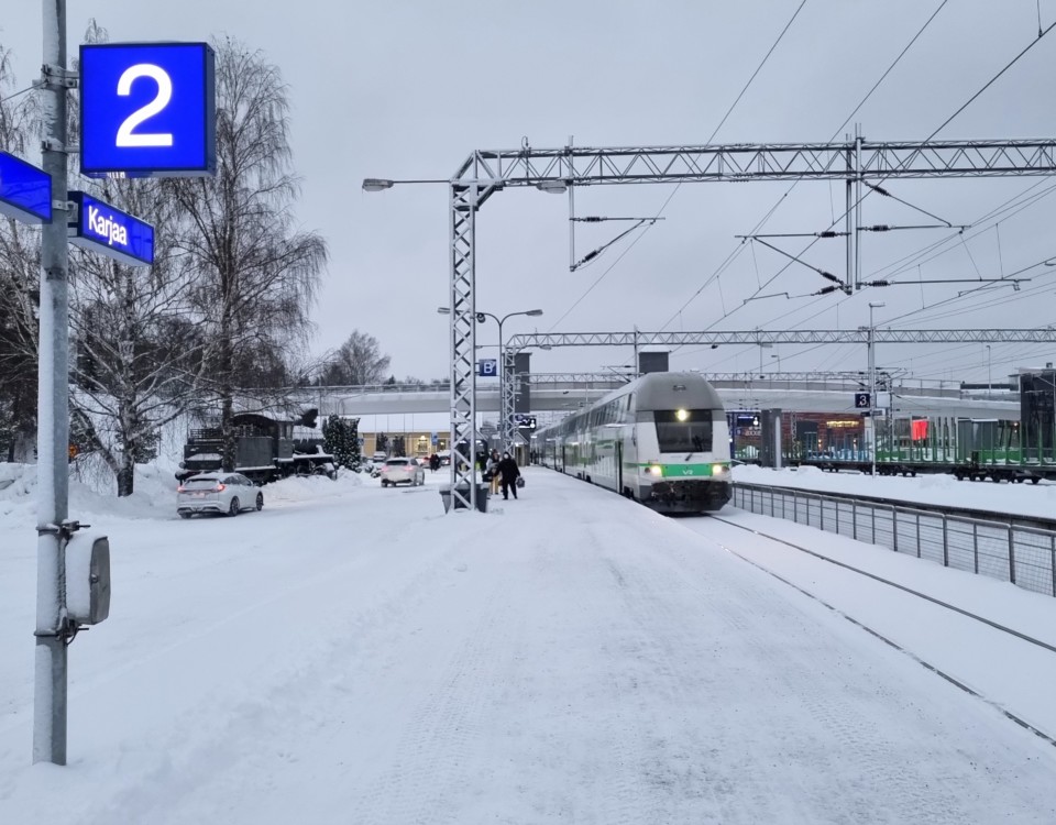 Intercitytåget från Åbo till Helsingfors på tågstationen i Karis.