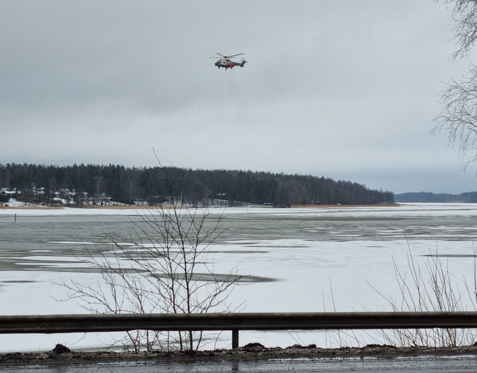 Gränsbevakningens helikopter letar efter försvunnen man i Pojoviken i Ekenäs.
