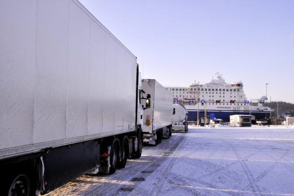 Lastbilar och långtradare står i kö för att få köra ombord på fartyg