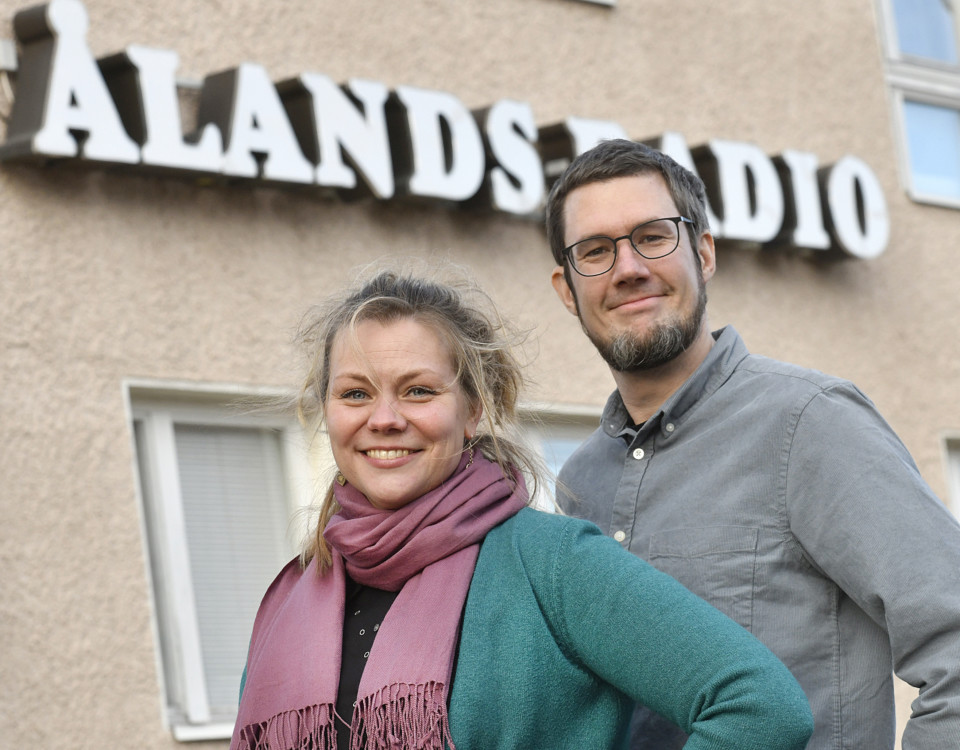 Paret Sonck framför Ålands radio-skylten