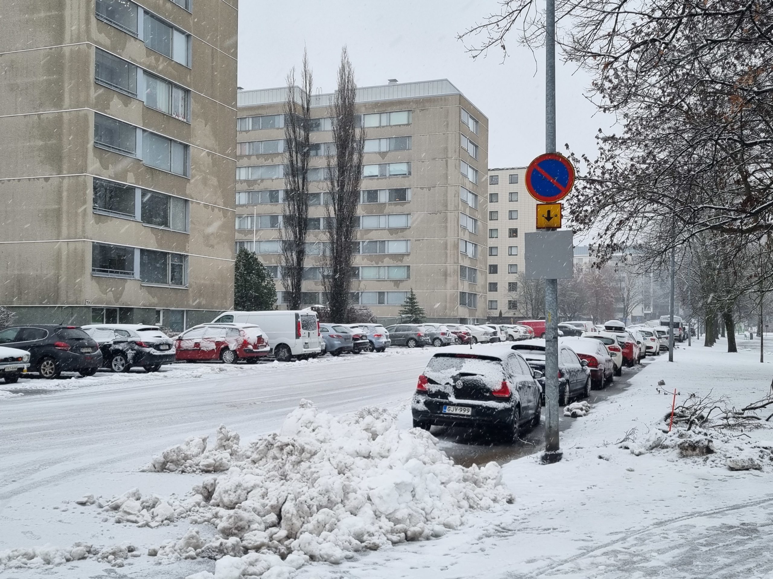 snö och bilar och gata