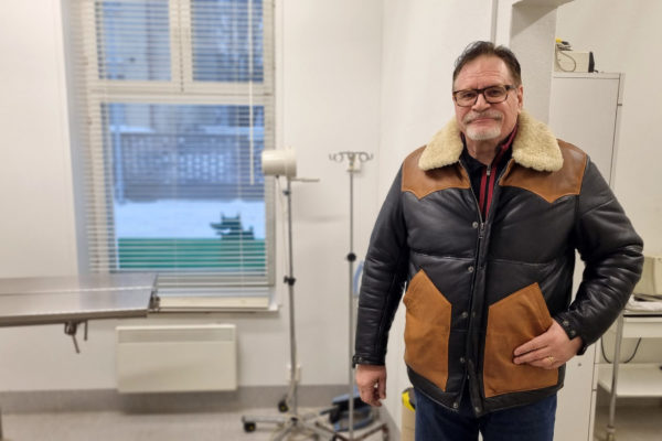 Tom Fröman letar efter en veterinär som vill hyra den färdigt inredda mottagningen i centrum av Hangö.