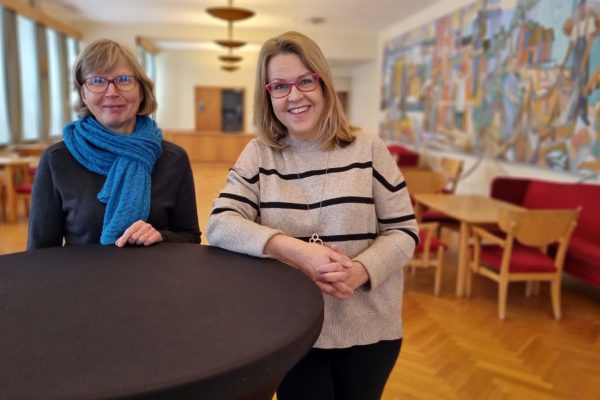 Marika Engblom och Elina Ryhänen arrangerar rekryteringsmässan i Hangö.