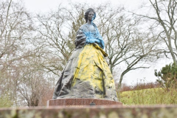 En staty föreställande en kvinna som målats i gult och blått.